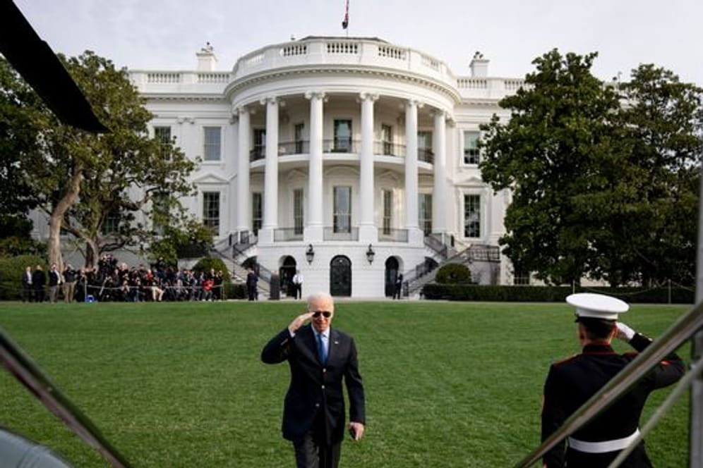 US-Präsident Joe Biden salutiert, als er den Hubschrauber Marine One besteigt, um vom Südrasen des Weißen Hauses abzufliegen.