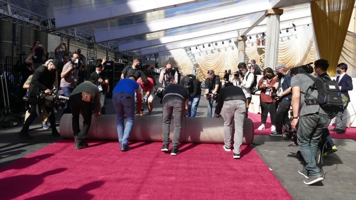 Mitarbeiten helfen beim "Roll Out" entlang zum Eingang des Dolby-Theaters in Hollywood mit.