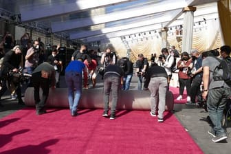 Mitarbeiten helfen beim "Roll Out" entlang zum Eingang des Dolby-Theaters in Hollywood mit.