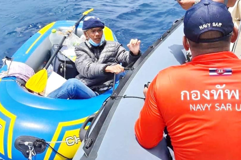 Unterwegs im blau-gelben Schlauchboot: Als er gerettet wurde, befand sich der Mann noch immer in thailändischen Gewässern.