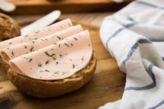 13 von 19 Wurstersatzprodukten schneiden bei Öko-Test mit "mangelhaft" oder "ungenügend" ab.