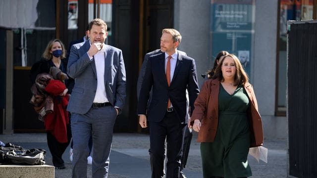 Die Vorsitzenden der Ampel-Parteien, Lars Klingbeil (l, SPD), Christian Lindner (FDP) und Ricarda Lang (Bündnis 90/Die Grünen), kommen zu einem Statement zum geplanten zweiten Entlastungspaket. Die Vorsitzenden der Ampel-Parteien, Lars Klingbeil (l, SPD), Christian Lindner (FDP) und Ricarda Lang (Bündnis 90/Die Grünen), kommen zu einem Statement zum geplanten zweiten Entlastungspaket.