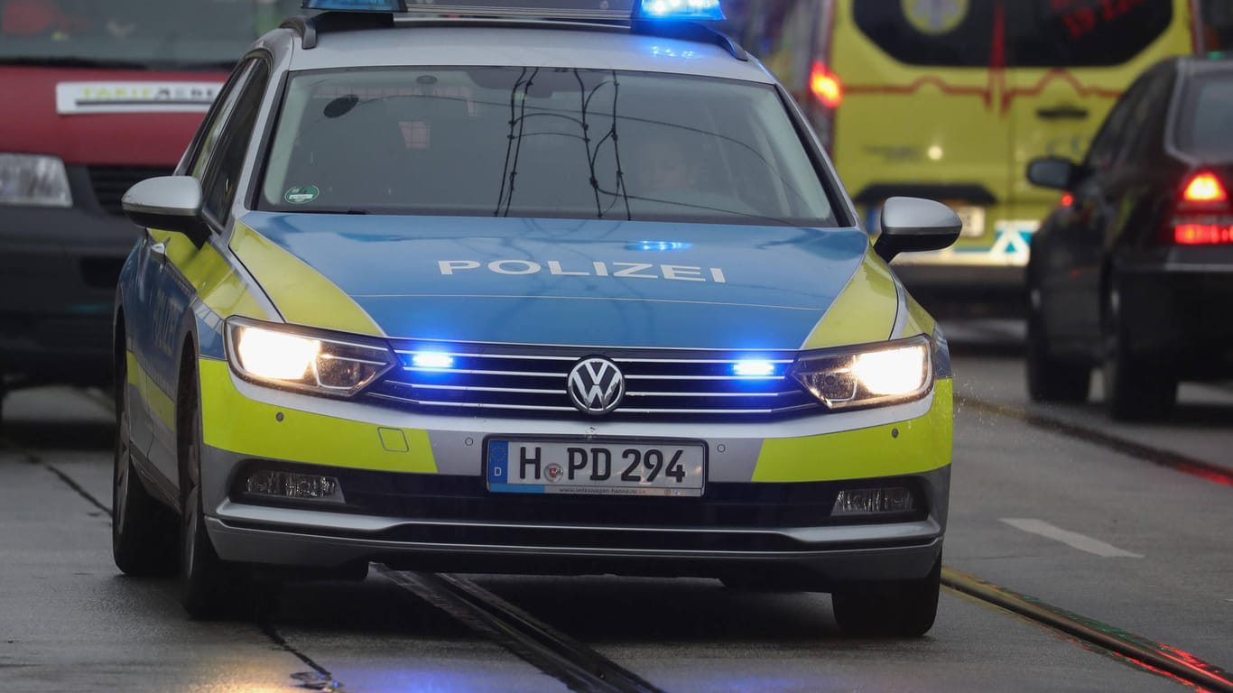 Ein Streifenwagen der Polizei auf dem Weg zum Einsatz in Hannover (Archivbild): Im letzten Jahr wurden in Niedersachsen wieder mehr Straftaten gegen Flüchtlinge registriert.