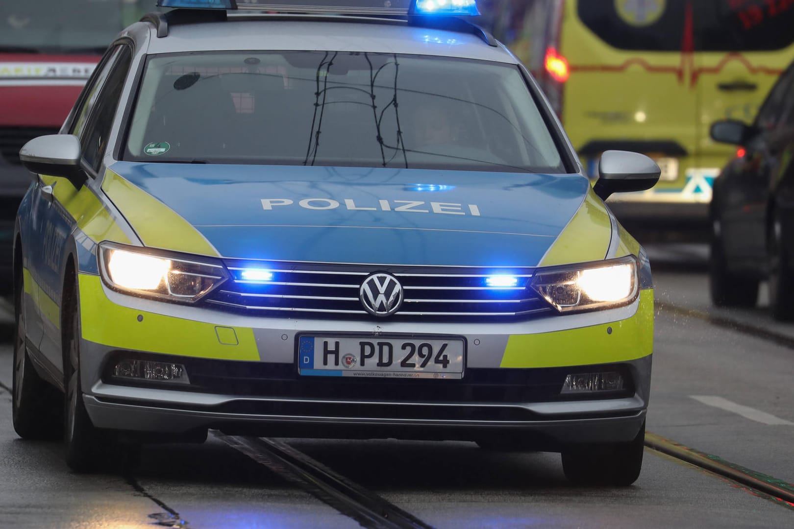 Ein Streifenwagen der Polizei auf dem Weg zum Einsatz in Hannover (Archivbild): Im letzten Jahr wurden in Niedersachsen wieder mehr Straftaten gegen Flüchtlinge registriert.