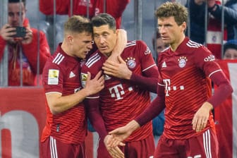 Die Gehälter der Bayern-Stars Joshua Kimmich, Robert Lewandowski und Thomas Müller (v.l.) gehören zu den höchsten im europäischen Fußball.
