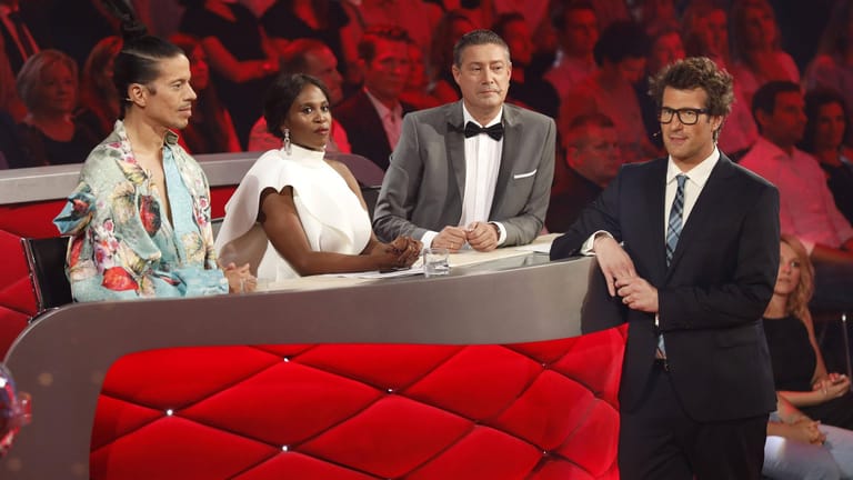 "Let's Dance": Jorge González, Motsi Mabuse und Joachim Llambi sitzen in der Jury, Daniel Hartwich moderiert die Show.