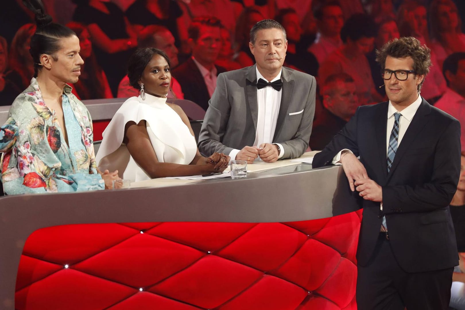 "Let's Dance": Jorge González, Motsi Mabuse und Joachim Llambi sitzen in der Jury, Daniel Hartwich moderiert die Show.