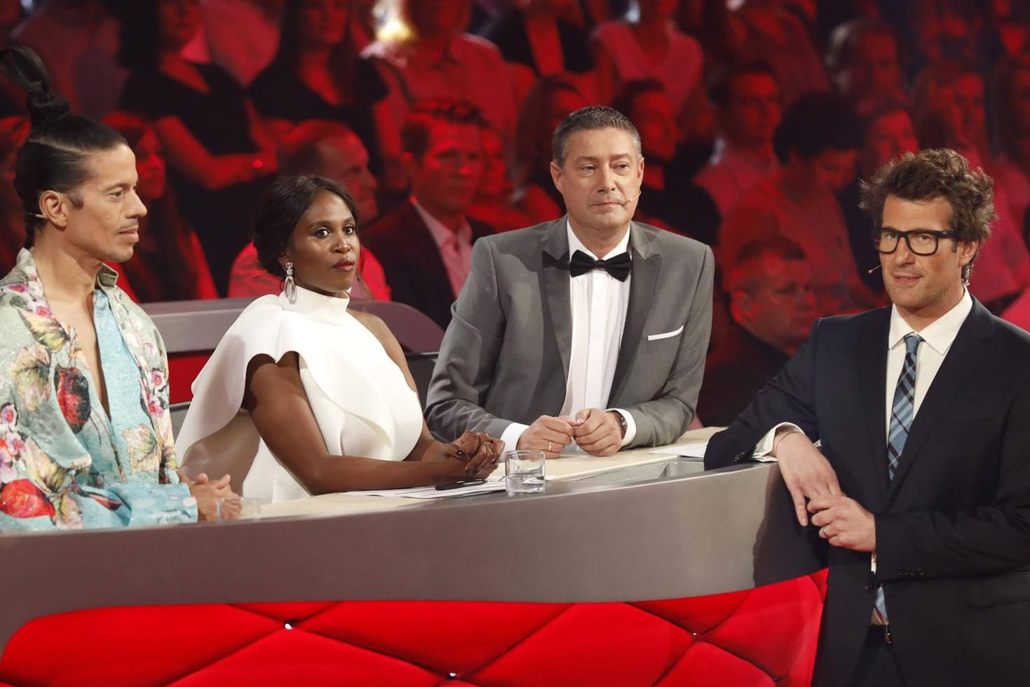 "Let's Dance": Jorge González, Motsi Mabuse und Joachim Llambi sitzen in der Jury, Daniel Hartwich moderiert die Show.