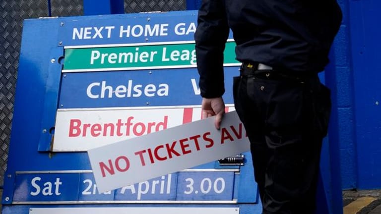 Nachdem die britische Regierung den russischen Inhaber des FC Chelsea wegen seiner engen Beziehungen zu Putin mit harten Sanktionen belegt hat, darf Chelsea nur beschränkt Tickets verkaufen.