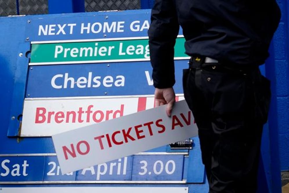 Nachdem die britische Regierung den russischen Inhaber des FC Chelsea wegen seiner engen Beziehungen zu Putin mit harten Sanktionen belegt hat, darf Chelsea nur beschränkt Tickets verkaufen.