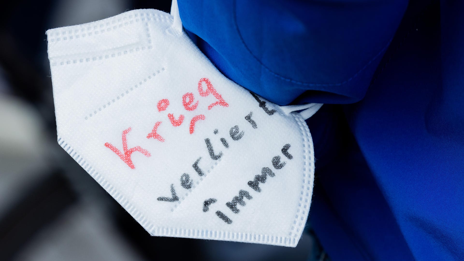 Bei der Benefizveranstaltung auf dem Kölner Heumarkt wird auch die FFP2-Maske Teil der Demonstration.