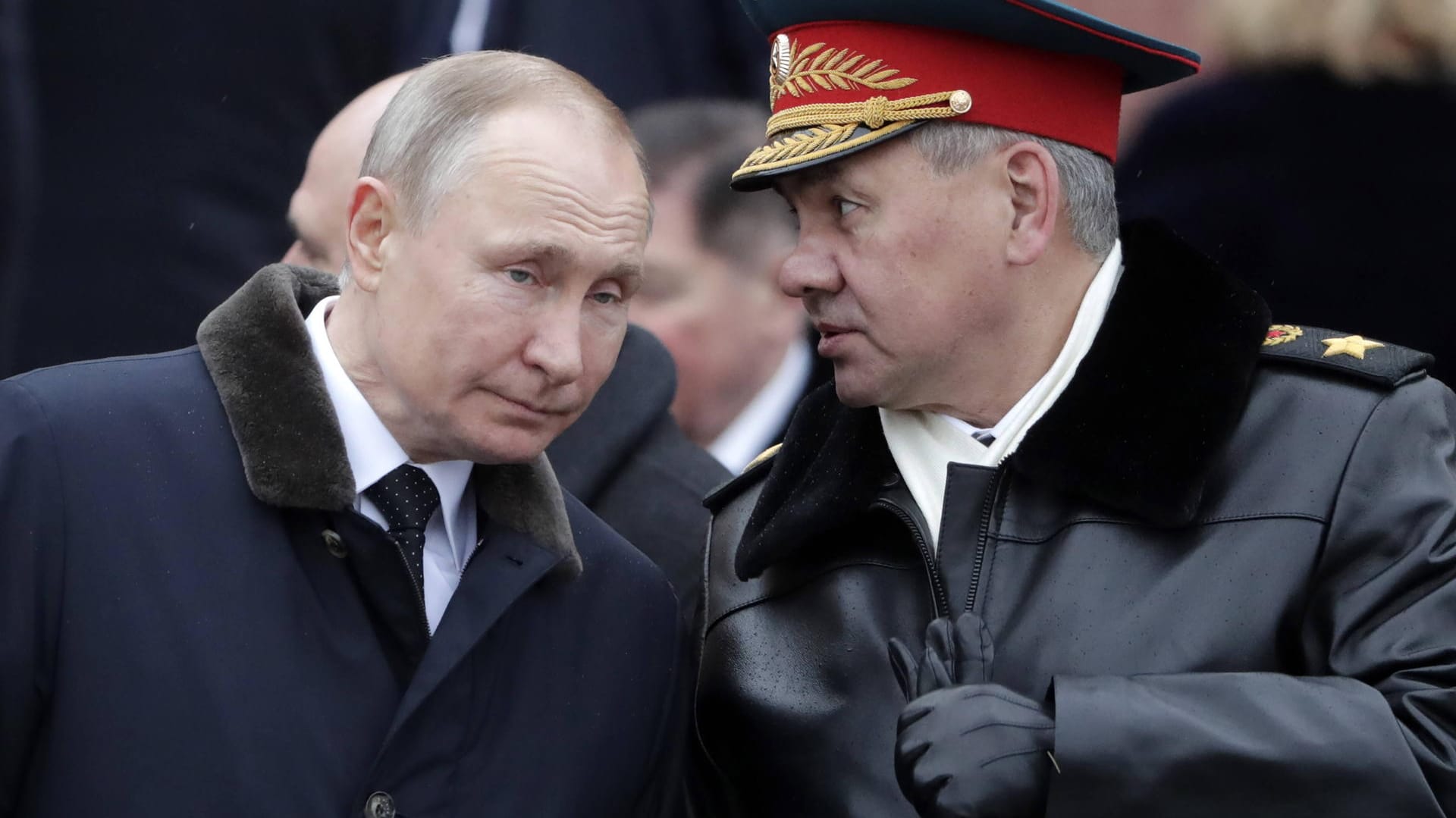 Wladimir Putin und der russische Verteidigungsminister Sergei Shoigu: Der Krieg gegen die Ukraine wird noch brutaler werden, fürchtet Historiker Martin Schulze Wessel.