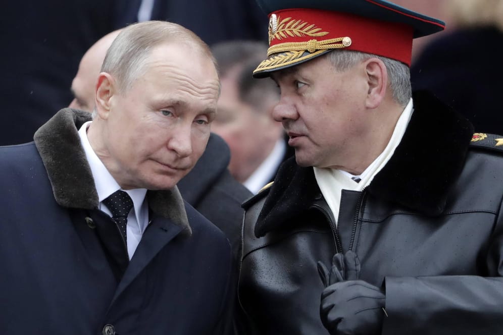 Wladimir Putin und der russische Verteidigungsminister Sergei Shoigu: Der Krieg gegen die Ukraine wird noch brutaler werden, fürchtet Historiker Martin Schulze Wessel.