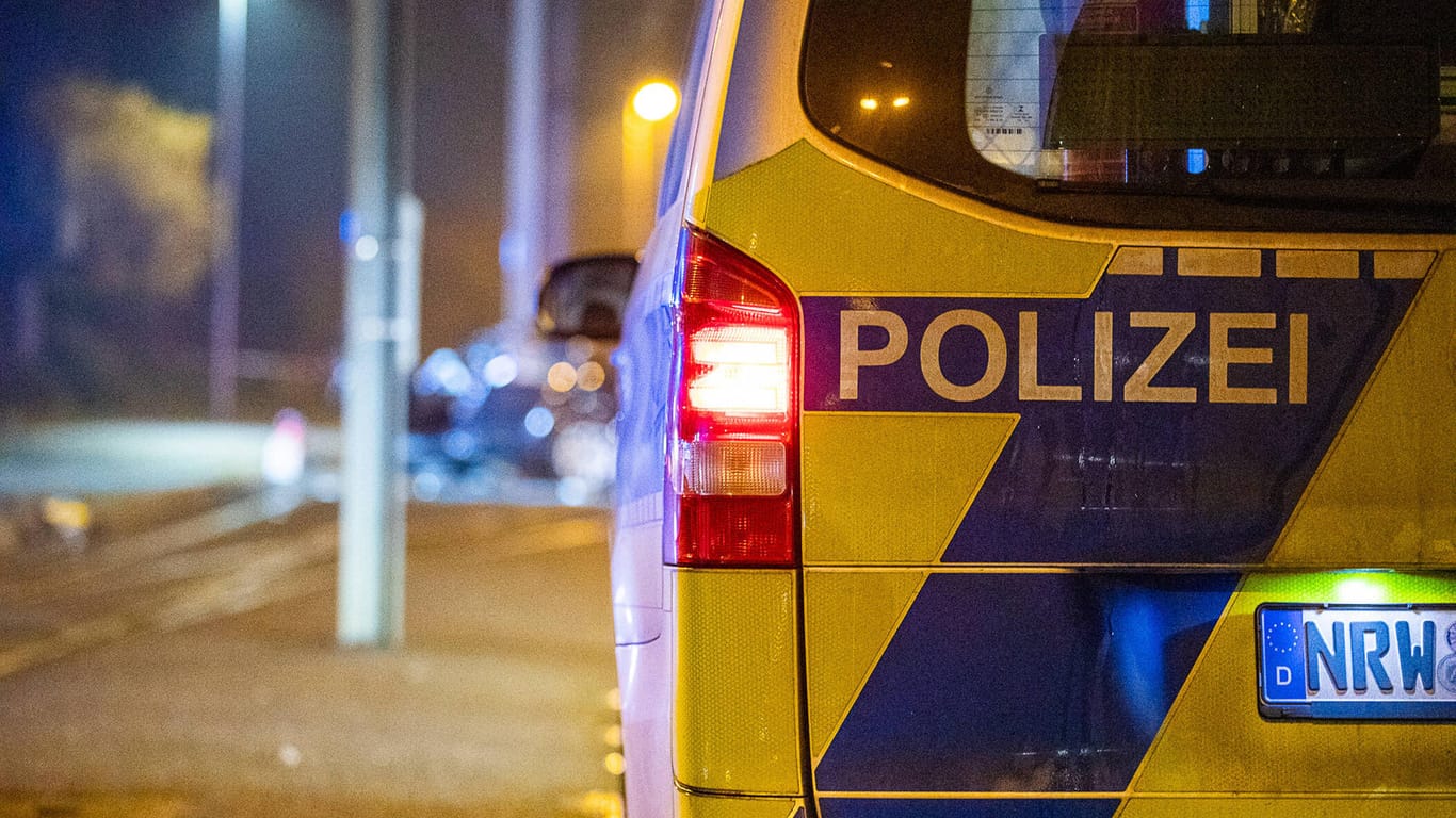 Ein Streifenwagen der nordrhein-westfälischen Polizei auf nächtlicher Einsatzfahrt (Archivbild): Unbekannte haben 200 Liter Diesel aus einem geparkten Lkw gestohlen.
