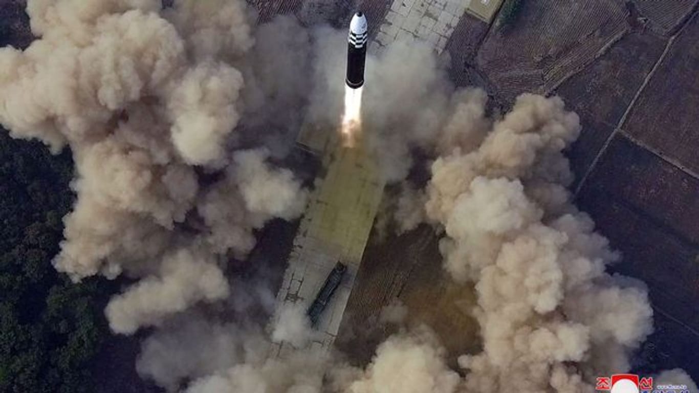 Dieses von der staatlichen nordkoreanischen Nachrichtenagentur KCNA zur Verfügung gestellte Bild soll den Test einer neuen ballistischen Interkontinentalrakete zeigen.