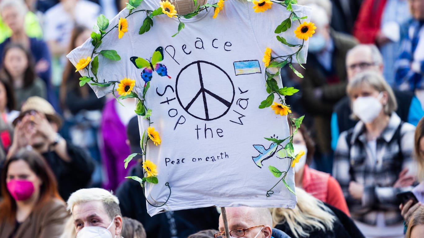 Demo und Konzert zugleich: "Peace stop the war" steht auf einem mit Blumen verzierten T-Shirt bei einer Friedenskundgebung mit Benefizkonzert für die Ukraine auf dem Heumarkt.