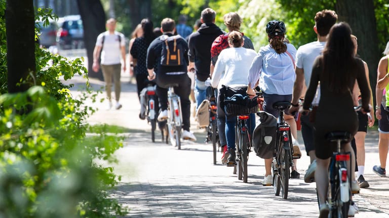 Radfahrer fahren entlang der Außenalster in Hamburg: Auf der Ostseite der Außenalster soll ab Mitte 2022 eine neue Fahrradstraße entstehen.