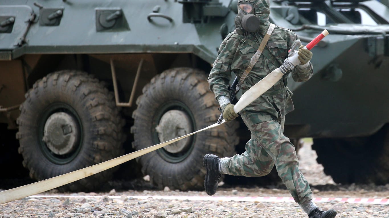 Russischer Soldat der NBC-Streitkräfte bei einer Übung im Jahr 2020: "Das ist eine echte Bedrohung".