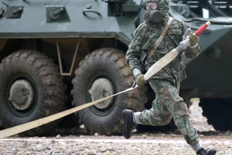 Russischer Soldat der NBC-Streitkräfte bei einer Übung im Jahr 2020: "Das ist eine echte Bedrohung".