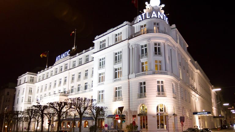 Das Fünf-Sterne-Haus Hotel Atlanic in Hamburg (Archivbild): Ab hier soll bald eine neue Fahrradstraße beginnen.