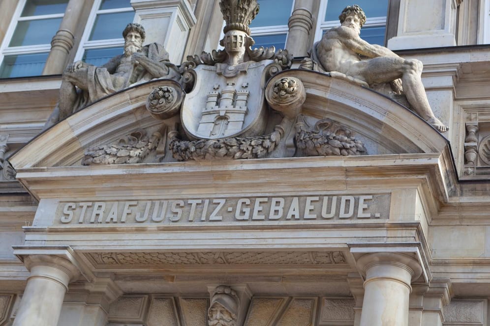Der Eingang des Hanseatischen Oberlandesgerichtes in Hamburg (Symbolbild): Der Sohn der verurteilten Frau ist bei einem Angriff gestorben.
