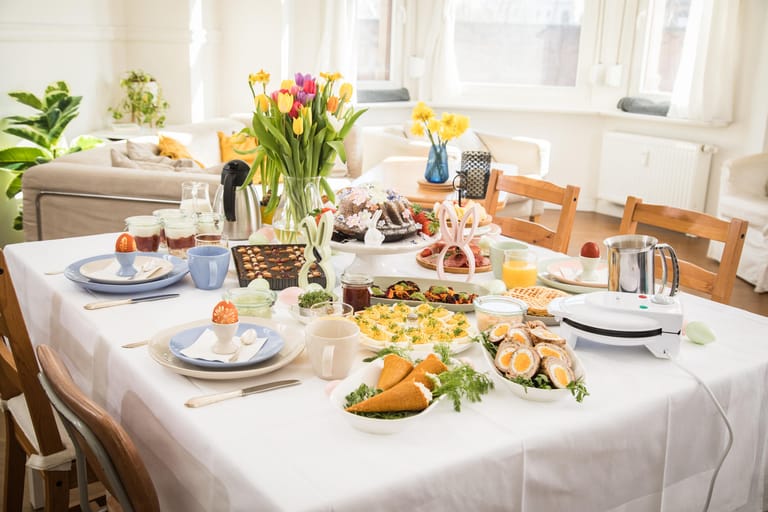 Ist der Tisch für den Osterbrunch reichhaltig gedeckt, vergeht die Zeit bis zu Eiersuche wie im Flug.