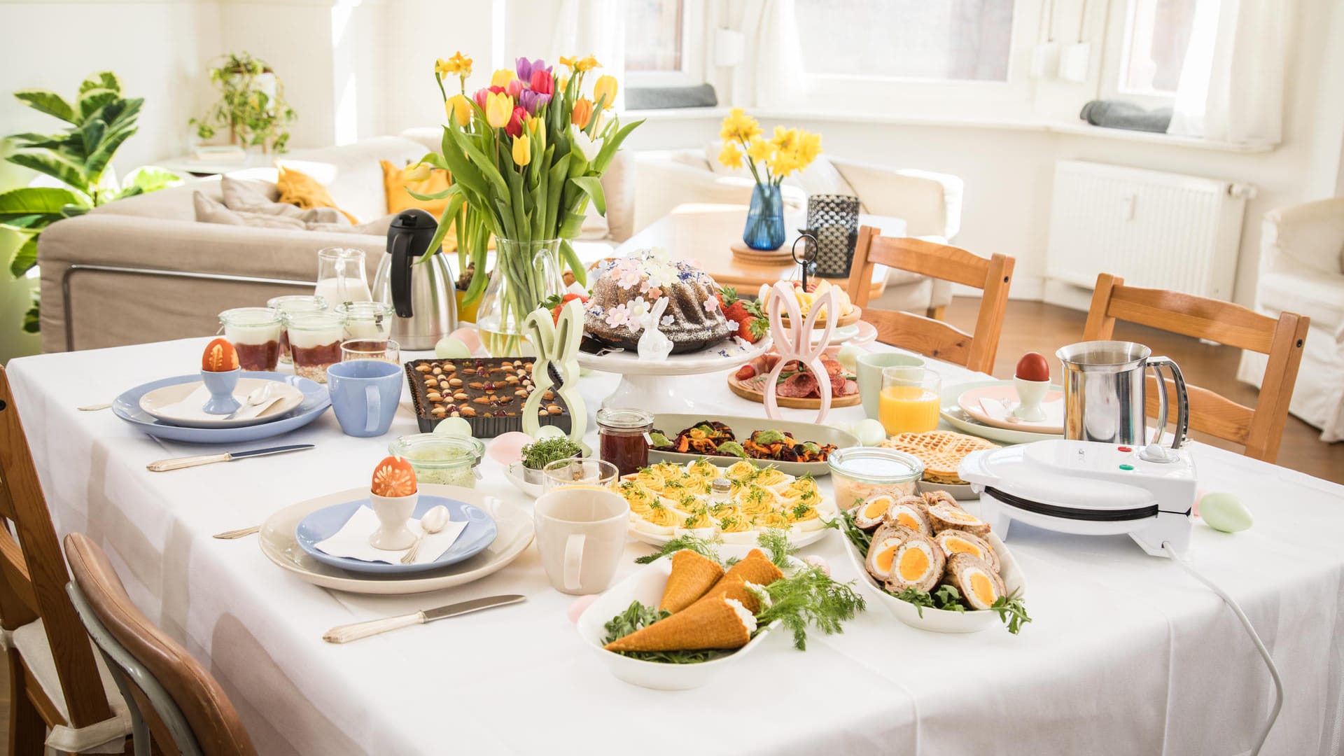 Ist der Tisch für den Osterbrunch reichhaltig gedeckt, vergeht die Zeit bis zu Eiersuche wie im Flug.