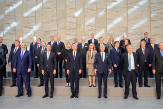 Gruppenfoto vor der Nato-Sitzung: In zweiter Reihe, als zweiter von rechts, steht Rüdiger König, der deutsche Botschafter bei der Nato, als Vertretung von Olaf Scholz.