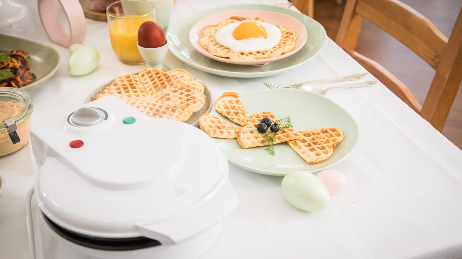 Mit Teig und Waffeleisen auf dem Tisch können die Gäste vom Osterbrunch selbst Hand anlegen. Die Waffeln können danach zu einem Waffel-Hasen dekoriert werden.