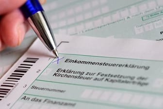 Die Menschen in Deutschland sollen einmalig mit einer Energiepreispauschale von 300 Euro über die Einkommensteuer entlastet werden.