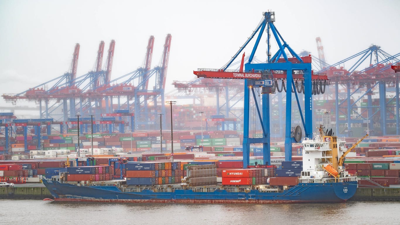 Ein Schiff wird am Terminal Buchardkai mit Containern beladen (Symbolbild): Der Hafenlogistik-Konzern HHLA konnte seinen Gewinn im letzten Jahr fast verdreifachen.