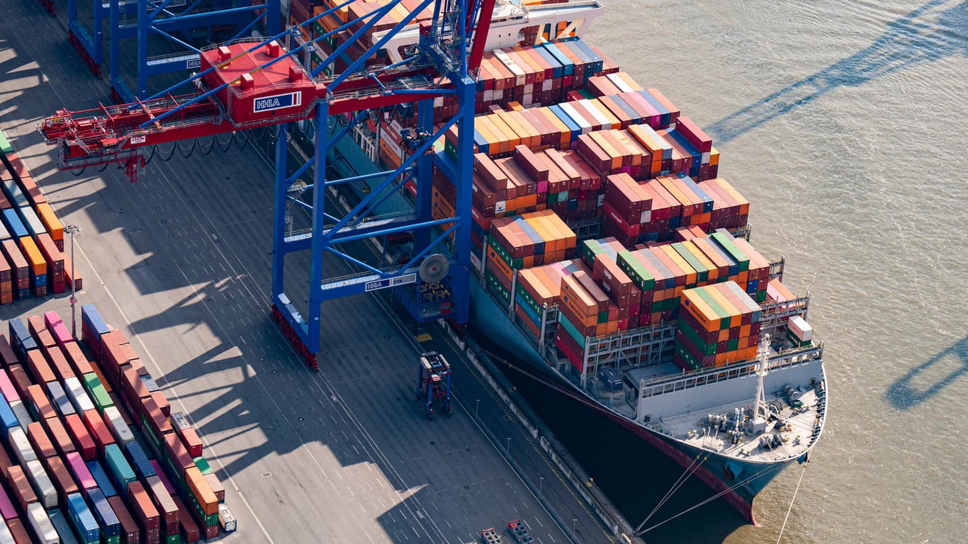Das Luftbild zeigt ein Containerschiff, welches an einem Containerterminal im Hamburger Hafen liegt (Symbolbild): Es gibt noch Hoffnung auf eine Allianz der norddeutschen Häfen.