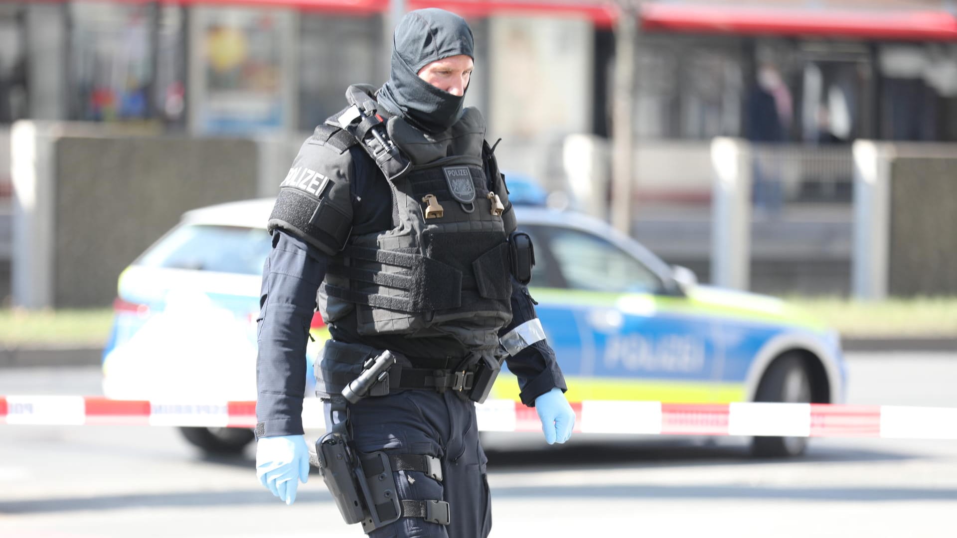 Spezialkräfte an der Fürther Straße in Nürnberg: Nachdem es in einer Bankfiliale zu einer Stichflamme gekommen war, gab es ein Großaufgebot von Polizei und Feuerwehr. Spezialkräfte an der Fürther Straße in Nürnberg: Nachdem es in einer Bankfiliale zu einer Stichflamme gekommen war, gab es ein Großaufgebot von Polizei und Feuerwehr.