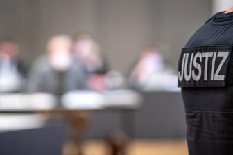 Ein Justizbeamter im Prozesssaal in Oldenburg: Die Verhandlung befasst sich mit einer möglichen Mitschuld anderer Mitarbeiter der Kliniken.