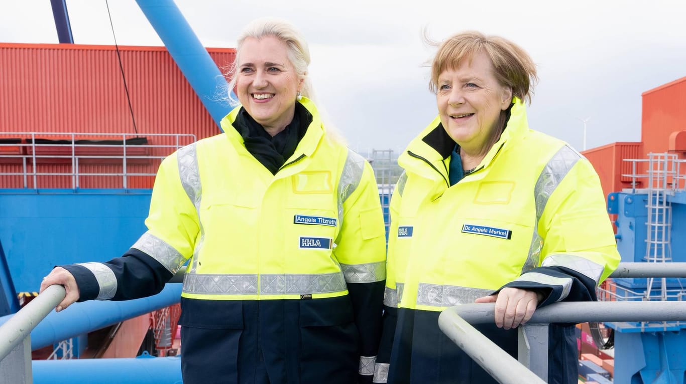 Ex-Bundeskanzlerin Angela Merkel (rechts) besucht das Hamburger Containerterminal mit HHLA-Chefin Angela Titzrath (Archivbild): Die Vorstandsvorsitzende hat noch Hoffnung für die norddeutsche Hafen-Allianz.