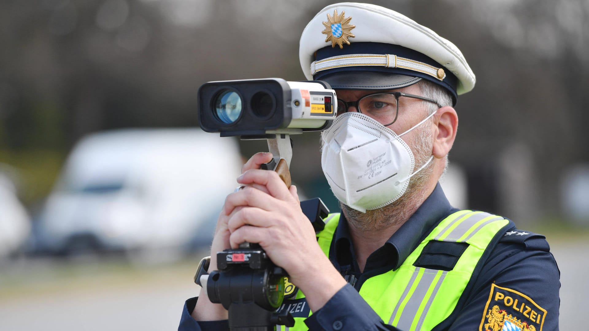 Ein Polizist in Bayern mit Radarpistole beim Blitzmarathon 2021 (Archivbild): In München soll wieder an rund 150 Stellen geblitzt werden. Ein Polizist in Bayern mit Radarpistole beim Blitzmarathon 2021 (Archivbild): In München soll wieder an rund 150 Stellen geblitzt werden.