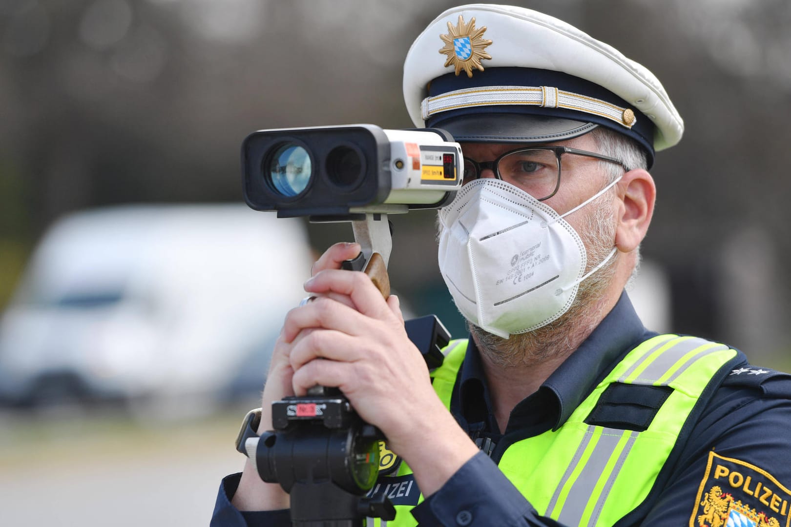 Ein Polizist in Bayern mit Radarpistole beim Blitzmarathon 2021 (Archivbild): In München soll wieder an rund 150 Stellen geblitzt werden.