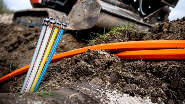 Die Glasfaser muss durch den Boden und durch die Wand ins Haus - es lohnt sich also, die Anschlüsse bei der Hausplanung mitzudenken.