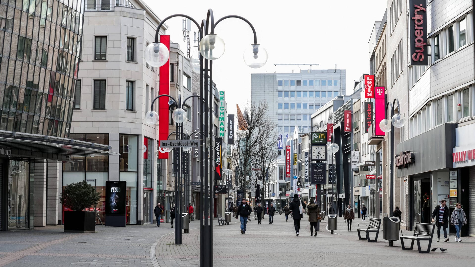 Die Schildergasse in der Kölner City (Archivfoto): Die Passage (Eingang rechts im Bild), in der heute eine Filiale der Textilhandelskette Superdry eine Filiale unterhält, ist seit Jahren Thema in der Stadtpolitik. Nun könnte Bewegung in die Debatte kommen.