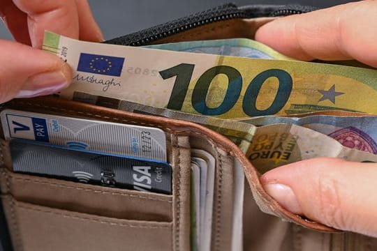 Empfänger von Sozialleistungen sollen nach dem Willen der Ampel-Koalition wegen der hohen Energiepreise eine weitere Einmalzahlung bekommen. Empfänger von Sozialleistungen sollen nach dem Willen der Ampel-Koalition wegen der hohen Energiepreise eine weitere Einmalzahlung bekommen.