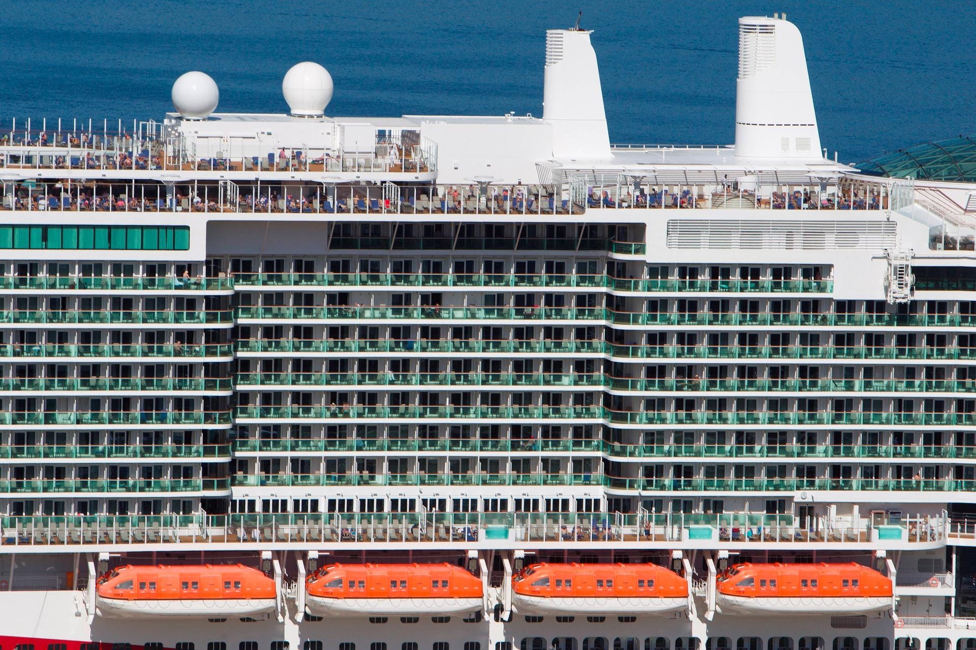 Die MS Iona läuft unter britischer Flagge und hat ihren Heimathafen in Southampton. Der Kreuzfahrtriese ist 344,5 Meter lang und 42 Meter breit. 1.762 Personen gehören zu ihrer Besatzung.