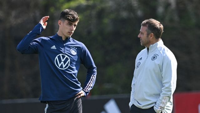 Bundestrainer Hansi Flick (r) spricht beim Training mit Kai Havertz.