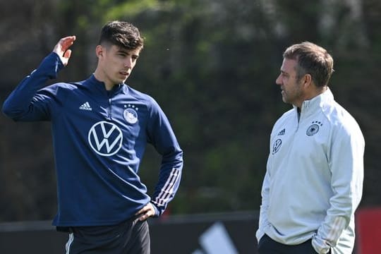 Bundestrainer Hansi Flick (r) spricht beim Training mit Kai Havertz.