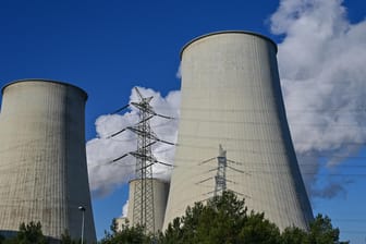 Das Braunkohlekraftwerk Jänschwalde in Brandenburg (Archivbild): Die Ampel-Koalition will die Stilllegung von Kohlekraftwerken vorerst aussetzen.