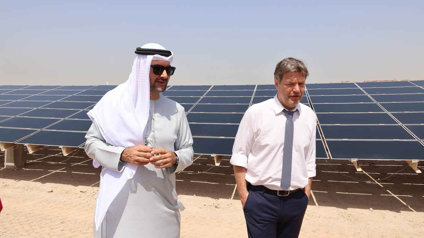 Robert Habeck mit Projektleiter Mohammed Abdel Kaser bin Seid in den Vereinigten Arabischen Emiraten: Es soll grünen Wasserstoff für Deutschland aus dem Land geben.