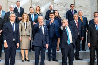 Die Staats-und Regierungschefs der Nato-Staaten beim Familienfoto.