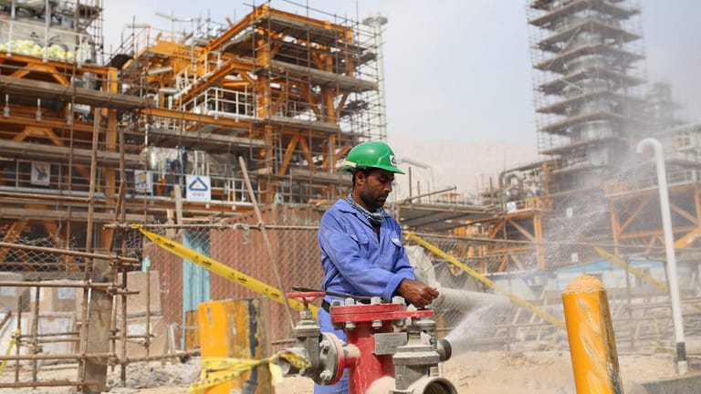 Ein iranischer Arbeiter bei der Arbeit im South-Pars-Gasfeld: Es ist das größte Gasfeld der Welt.