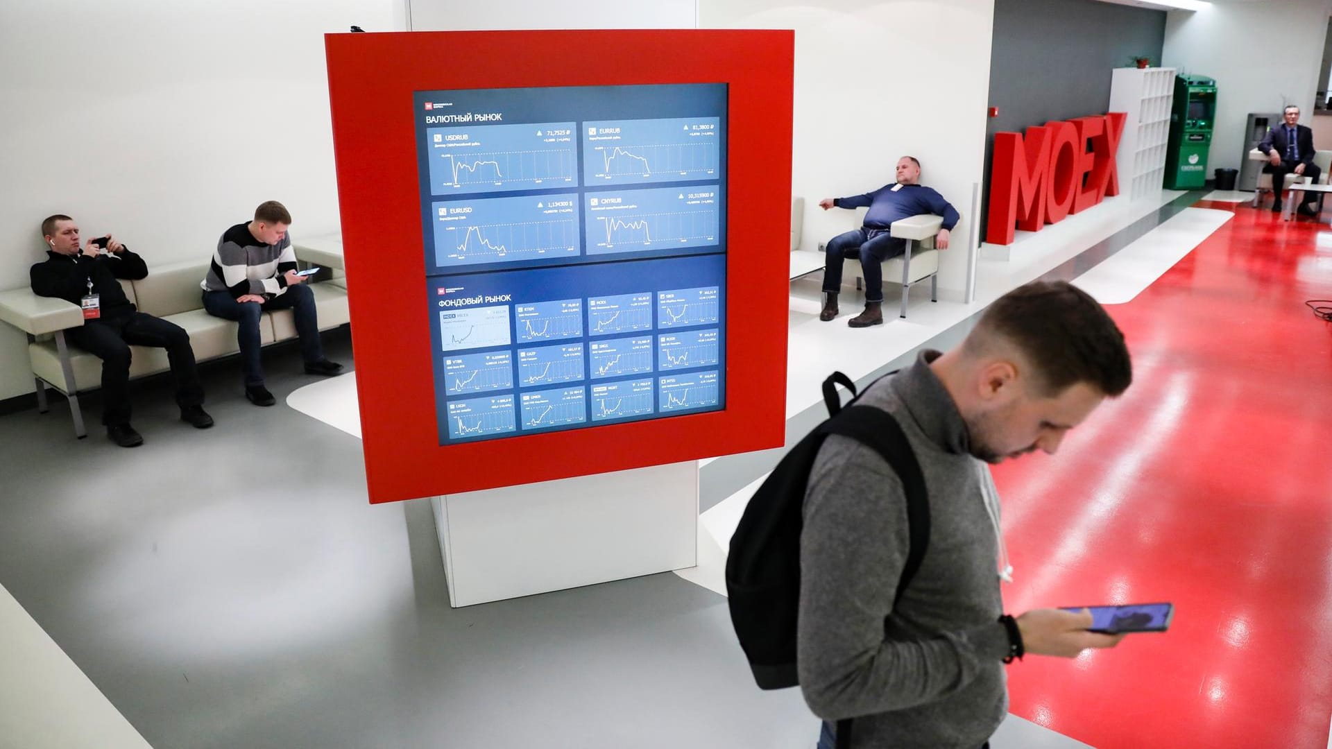 Journalisten warten in der Moskauer Börse (Archivbild): Die Aktienbörse war seit dem 24. Februar geschlossen. Journalisten warten in der Moskauer Börse (Archivbild): Die Aktienbörse war seit dem 24. Februar geschlossen.