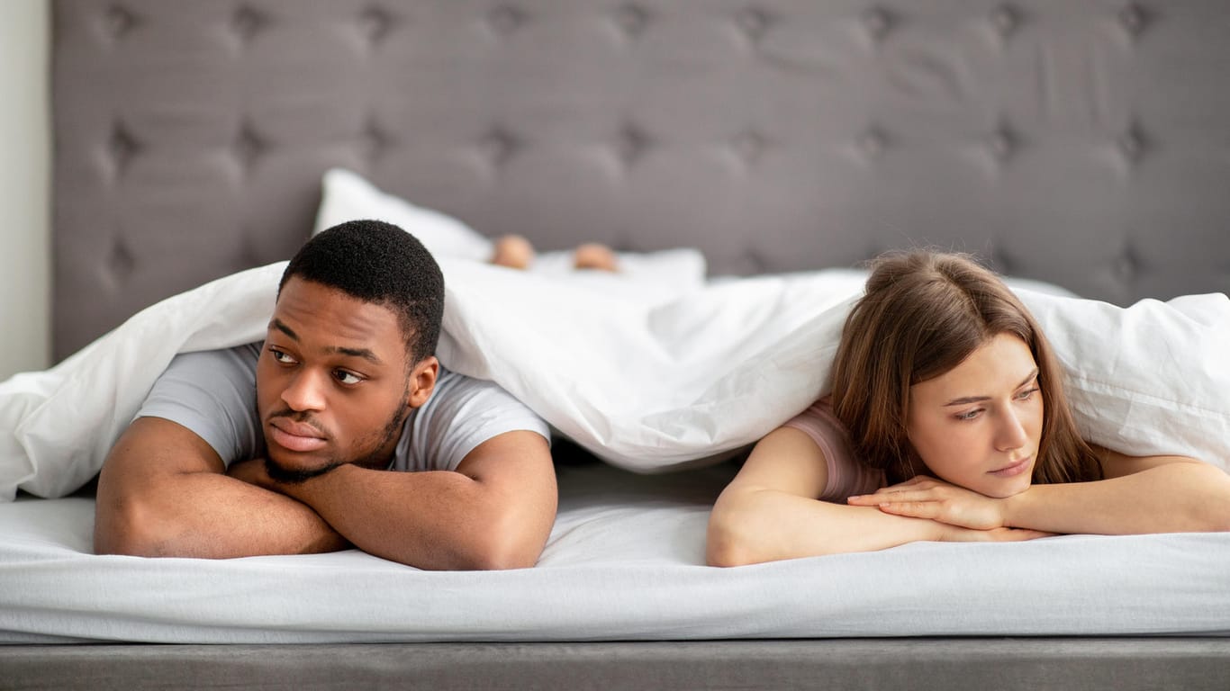 Paar im Bett: Während einer Pilzinfektion der Scheide sollte am besten auf Sex verzichtet werden.