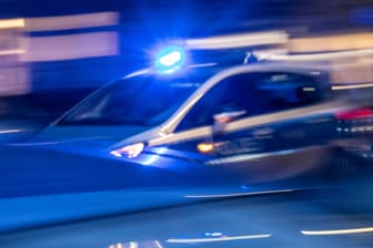 Ein Einsatzwagen der Polizei mit Blaulicht (Symbolbild): Die Polizei ermittelt wegen versuchten Ladendiebstahls, gefährlicher Körperverletzung und Verstoßes gegen das Waffengesetz.